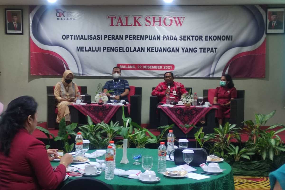 Ketua OJK Malang, Sugiarto Kasmuri menyampaikan kontribusi perempuan dalam pengelolaan keuangan. (rhd) - Sambut Hari Ibu, OJK Malang Optimalisasi Peran Perempuan dalam Pengelolaan Keuangan