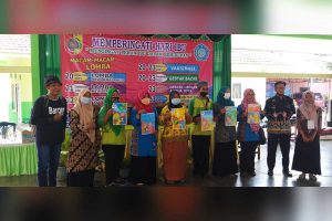 Ketua PKK Balung Lor, Nur Wardah, foto bersama Guru PAUD perwakilan pemenang lomba mewarnai. (ist) - Peringati Hari Ibu, PKK Desa Balung Lor Adakan Berbagai Lomba