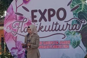 Ketua TP PKK Kabupaten Jember, Dra Hj Kasih Fajarini, membuka acara Expo Florikultura. (ist) - DTPHP Kabupaten Jember Gelar Expo Florikultura