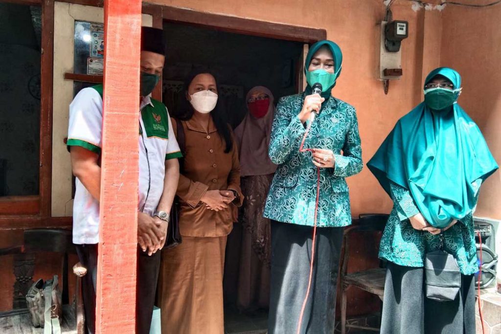 Ketua TP PKK Kota Malang, Widayati Sutiaji menjelaskan, peran anak bangsa dalam giat bedah rumah. (jaz) - Baznas dan TP PKK Kota Malang Serahkan Bantuan Bedah Rumah