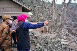 Khofifah beberapa hari yang lalu meninjau lokasi terdampak. (ist) - Tim Gabungan Terus Lakukan Pencarian Korban Erupsi Semeru