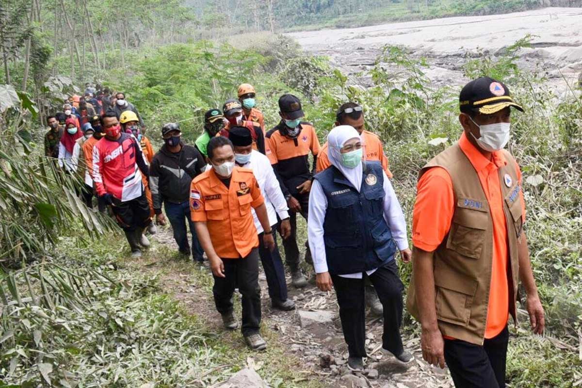 Kunjungan Gubernur Jatim Khofifah Indar ke lokasi erupsi Gunung Semeru. (ist) - Begini Strategi Pemprov Jatim Tangani Erupsi Gunung Semeru