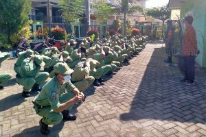 Linmas Karangbesuki menerima pembekalan penanggulangan bencana. (ist) - 35 Linmas Karangbesuki Dibekali Penanggulangan Bencana