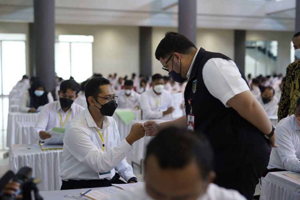 Mas Dhito melakukan pantauan langsung ujian ulang pengisian perangkat desa di Convention Hall Simpang Lima Gumul (SLG), Senin (27/12/2021) - Bupati: Kecurangan Seleksi Perangkat Bisa Masuk Ranah Pidana