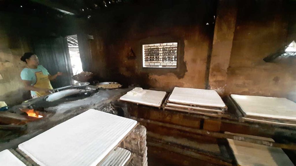 Misnatin bersama karyawannya saat memproduksi tahu dan tempe, di pabrik tahu dan tempe yang ada di belakang rumahnya. (Foto: Gatot Imawan) - Kiat Pengusaha Tahu Tempe Agar Tidak Merugi Disaat Harga Kedelai Naik