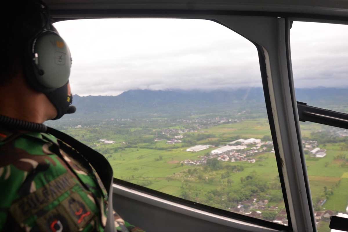 Monitoring wilayah dari atas udara. (ist) - Danlanud Abd Saleh-Bupati Lumajang Monitoring Wilayah Erupsi Gunung Semeru
