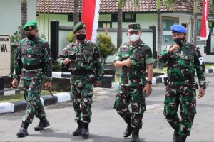 Pangdam V Brawijaya didampingi jajaran Korem dan Kodim. (ist) - Peringati HUT ke-73 Infanteri, Pangdam V Brawijaya Sampaikan Pesan Ini