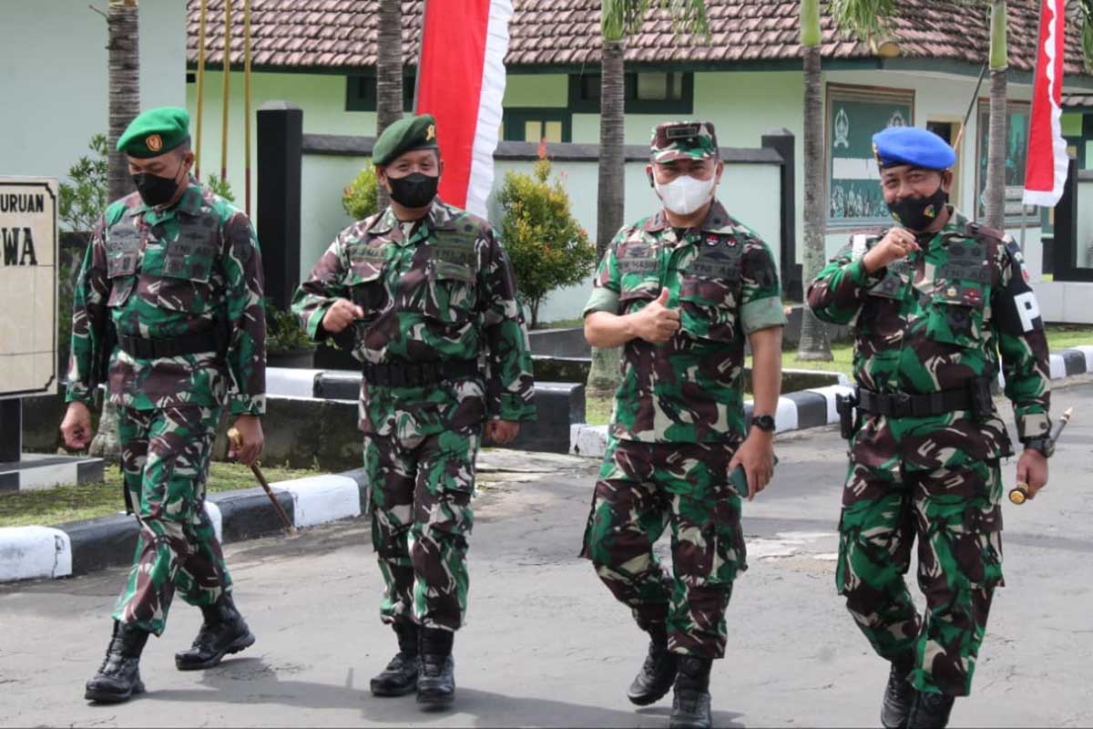 Pangdam V Brawijaya didampingi jajaran Korem dan Kodim. (ist) - Peringati HUT ke-73 Infanteri, Pangdam V Brawijaya Sampaikan Pesan Ini