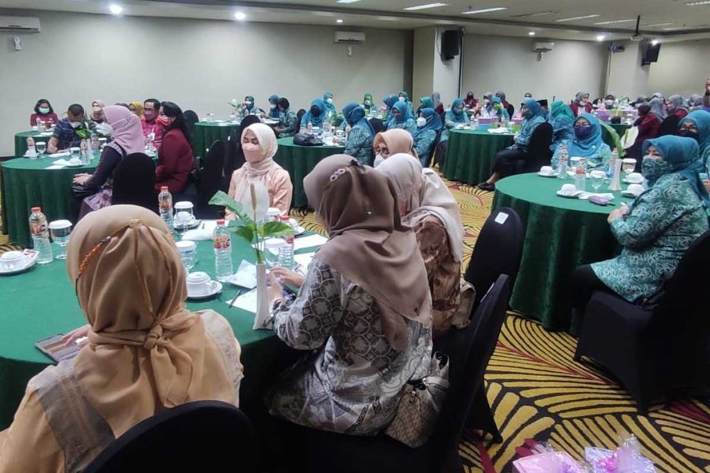 Para peserta talkshow. (rhd) - Sambut Hari Ibu, OJK Malang Optimalisasi Peran Perempuan dalam Pengelolaan Keuangan