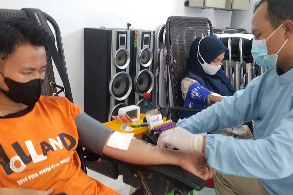 Pelaksanaan donor darah di Kantor Alfamart Kelurahan Mangli, Kecamatan Kaliwates. (ist) - Alfamart Jember Gelar Donor Darah Bantu Stok di PMI