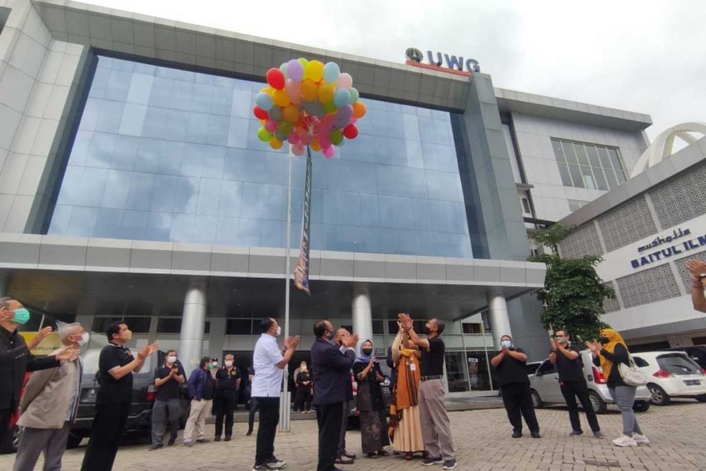 Pelepasan balon udara menandai launching PMB UWG. (rhd) - 5.000 Peserta Vaksin Kedua UWG Dapat Voucher Jutaan Rupiah