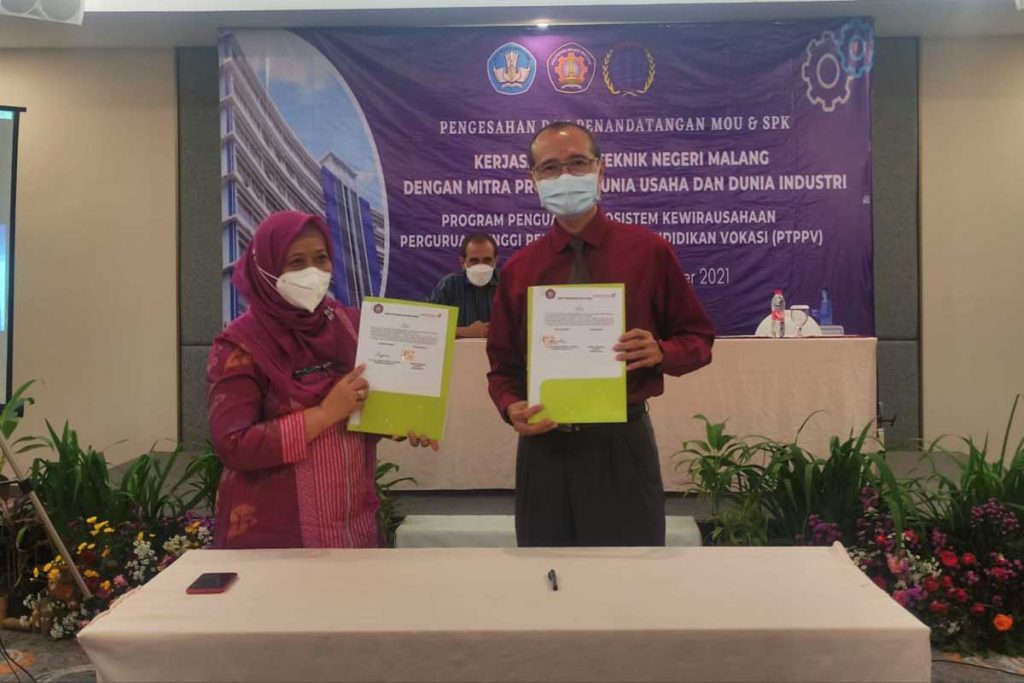 Pembantu Direktur III menunjukkan MoU dengan Metaprogress. (rhd) - Kembangkan Kewirausahaan, Polinema MoU dan SPK dengan 11 Mitra Wirausaha