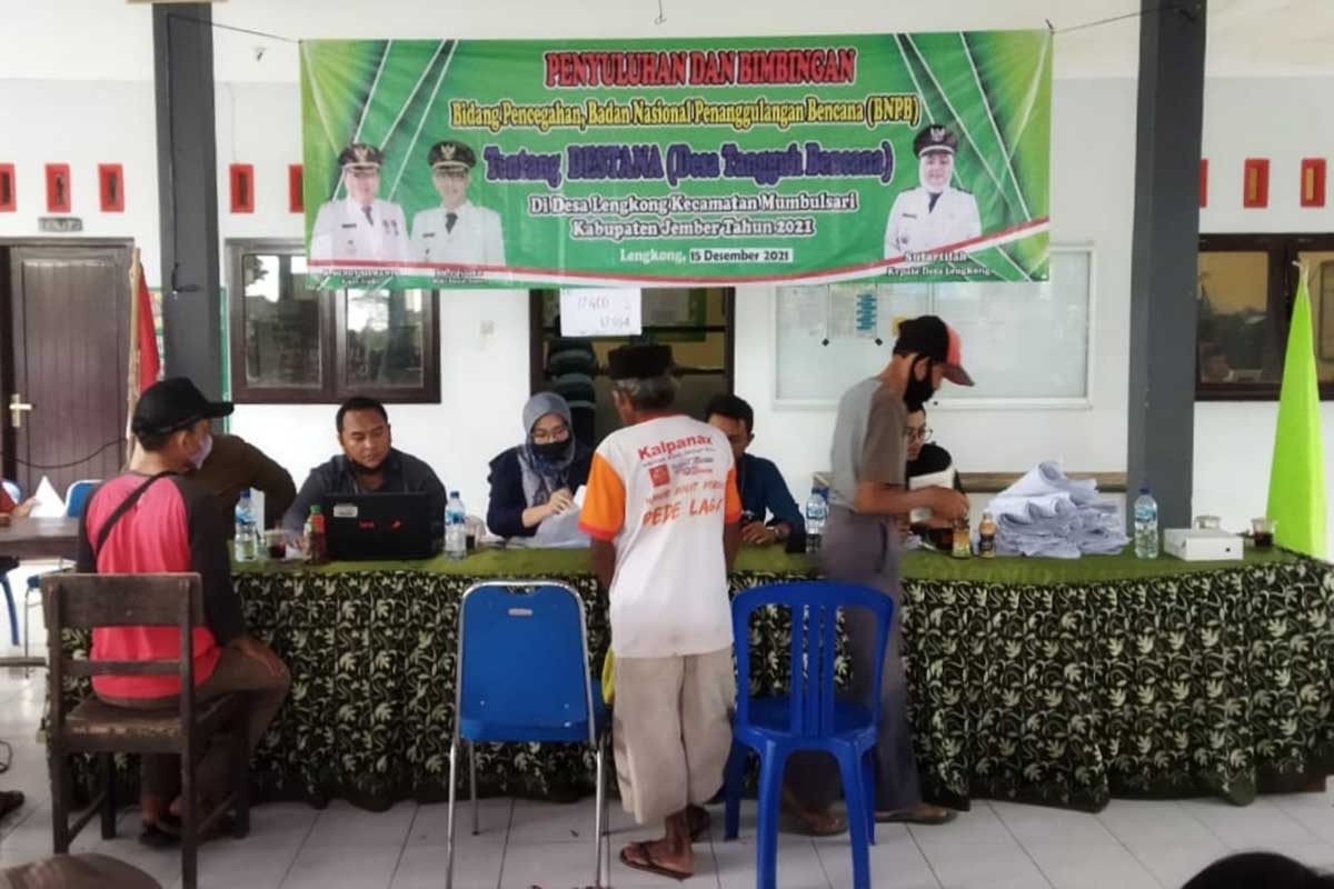 Pemberian BLT DBHCHT Desa Lengkong di Pendopo Desa Lengkong. (ist) - Pemdes Lengkong Salurkan BLT DBHCHT Kepada 550 KPM