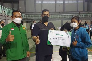 Pemberian bonus atlet oleh Wali Kota Probolinggo. (ist) - Semua Cabor di Bawah KONI Kota Probolinggo Siap Bergerak