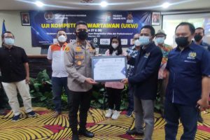 Pemberian penghargaan kepada Kapolresta Malang Kota atas kolaborasi penyelenggaraan UKW PWI Malang Raya. (rhd) - Peserta UKW PWI Malang Raya Lulus 100 Persen Kompeten