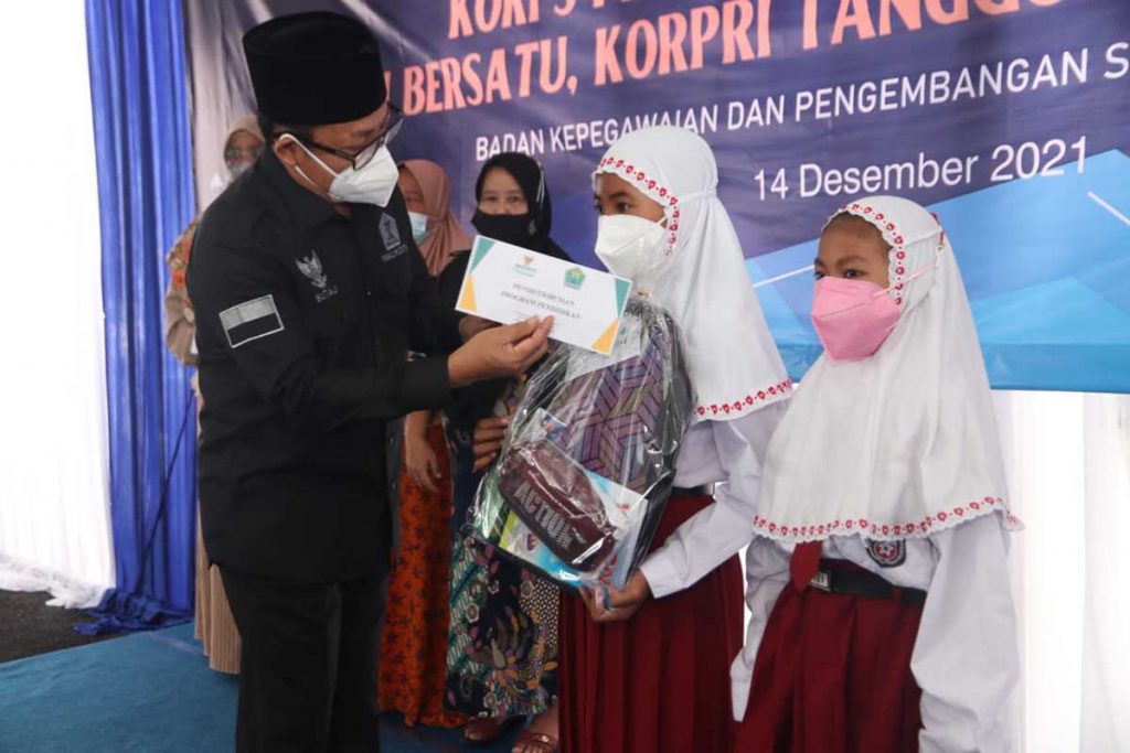 Pemberian santunan kepada keluarga ASN terdampak covid-19. (ist) - Donor Darah dan Santunan, Cara ASN Pemkot Malang Peringati HUT ke-50 KORPRI