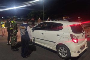 Pemeriksaan mobil plat nopol luar Malang. (ist) - Tim Gabungan Ops Lilin Semeru 2021 Pantau Tapal Batas 24 Jam