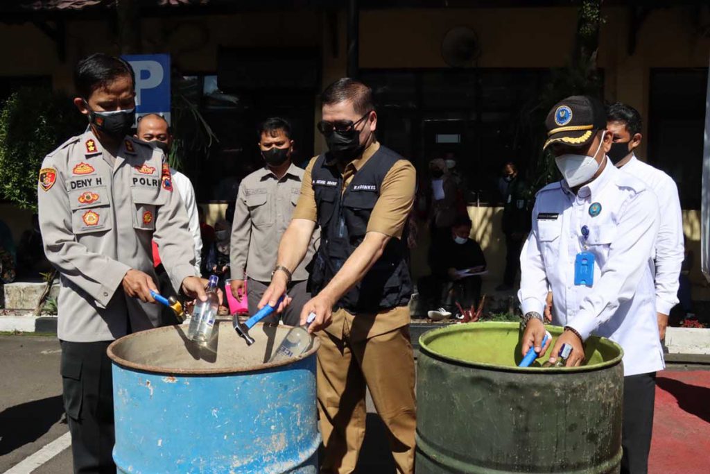 Pemusnahan barang bukti miras dan narkoba. (ist) - Jaga Kondusifitas, Polresta Makota Musnahkan Ribuan Botol Miras