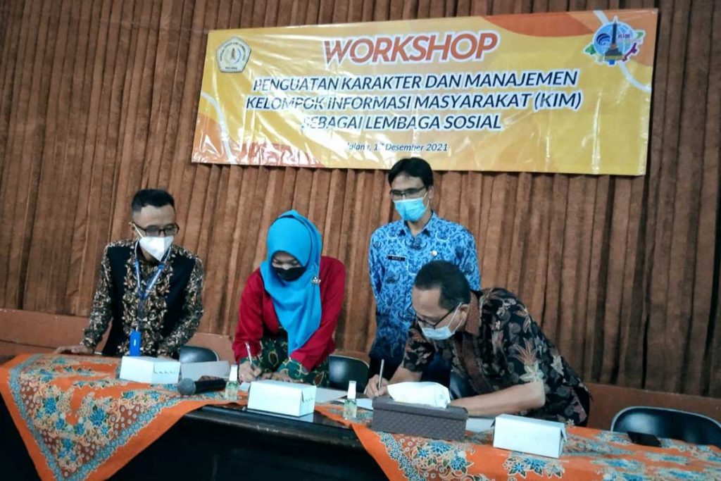 Penandatanganan nota kesepahaman KIM dengan pihak STIA Malang. (jaz) - KIM Kota Malang Gelar Workshop Kuatkan Karakter dan Manajemen Lembaga Sosial