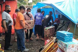 Penyaluran bantuan di Pronojiwo. (rhd) - Kali Ketiga, JSB PWI Malang Raya Salurkan Bantuan Erupsi Gunung Semeru