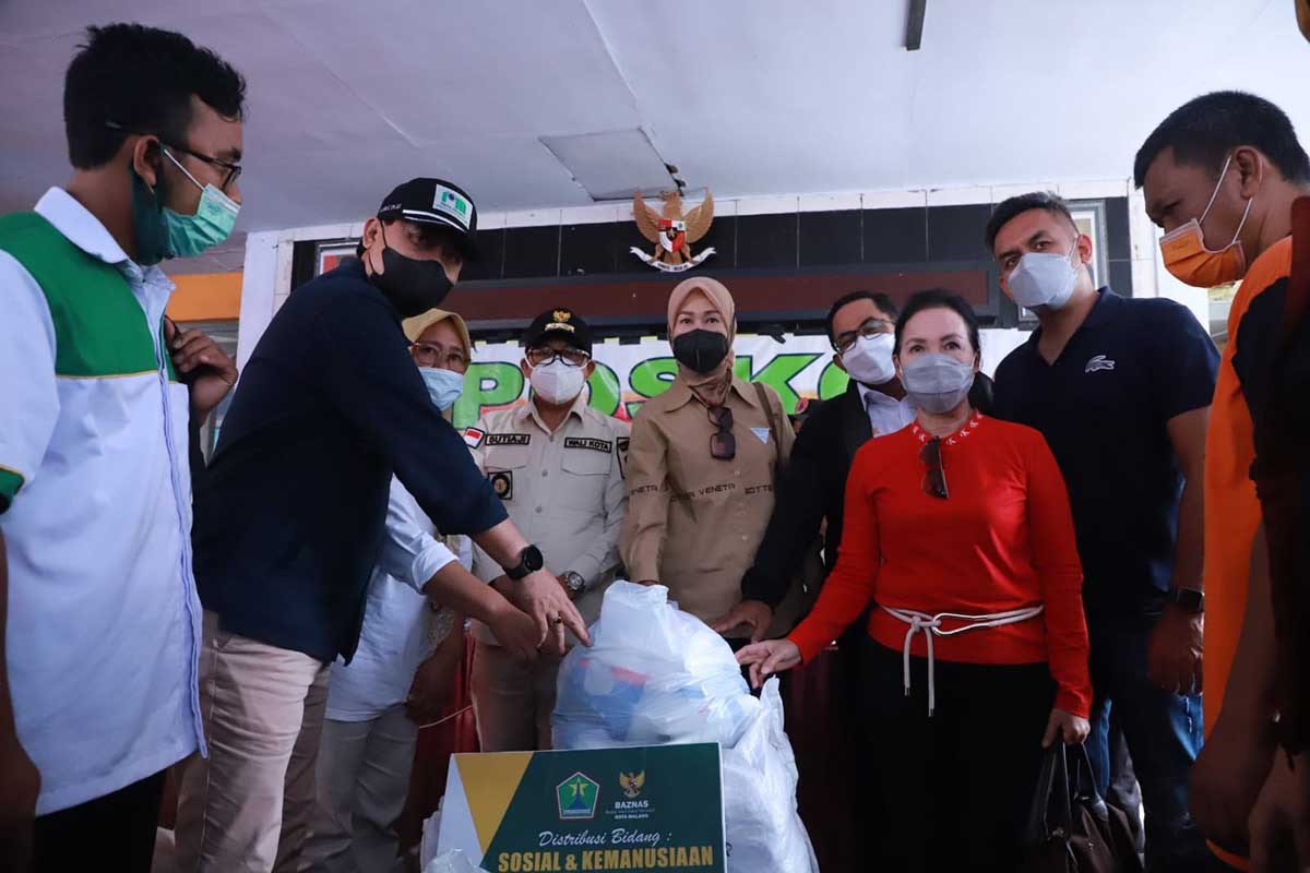 Penyaluran bantuan kolaborasi hexahelix. (ist) - Walikota Malang Kunjungi Korban Erupsi Semeru, Salurkan Bantuan Kolaborasi Hexahelix