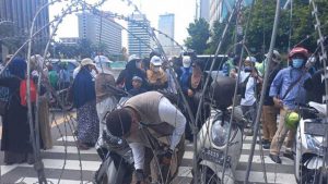 Penyekatan aksi Reuni 212. (ist) - Polisi dan TNI Bubarkan Massa Reuni 212 di Jakarta