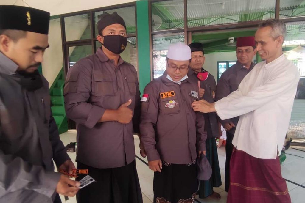 Penyematan atribut Respek Indonesia oleh Ketua Takmir Masjid Nurul Jihad. (rhd) - Sebarluaskan Kebaikan, Satgas Covid-19 Vila Bukit Tidar Bermetamorfosa Jadi Respek Indonesia