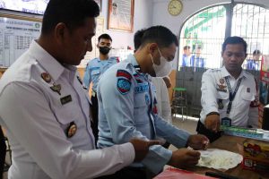 Petugas Lapas kelas IIA Banyuwangi saat memeriksa makanan yang dibawa oleh pengunjung. (ist) - Petugas Lapas kelas IIA Banyuwangi saat memeriksa makanan yang dibawa oleh pengunjung. (ist) - Lapas Banyuwangi Gagalkan Penyelundupan Obat Daftar G