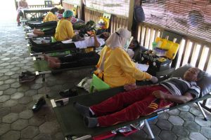 Petugas PMI Banyuwangi ketika mengambil darah pendonor karyawan PTPN XII Kebun Kalirejo, bertempat di Wisata Waduk Sidodadi, Kecamatan Glenmore, Minggu (12/12/2021) - Ratusan Karyawan PTPN XII Kebun Kalirejo Ikuti Donor Darah