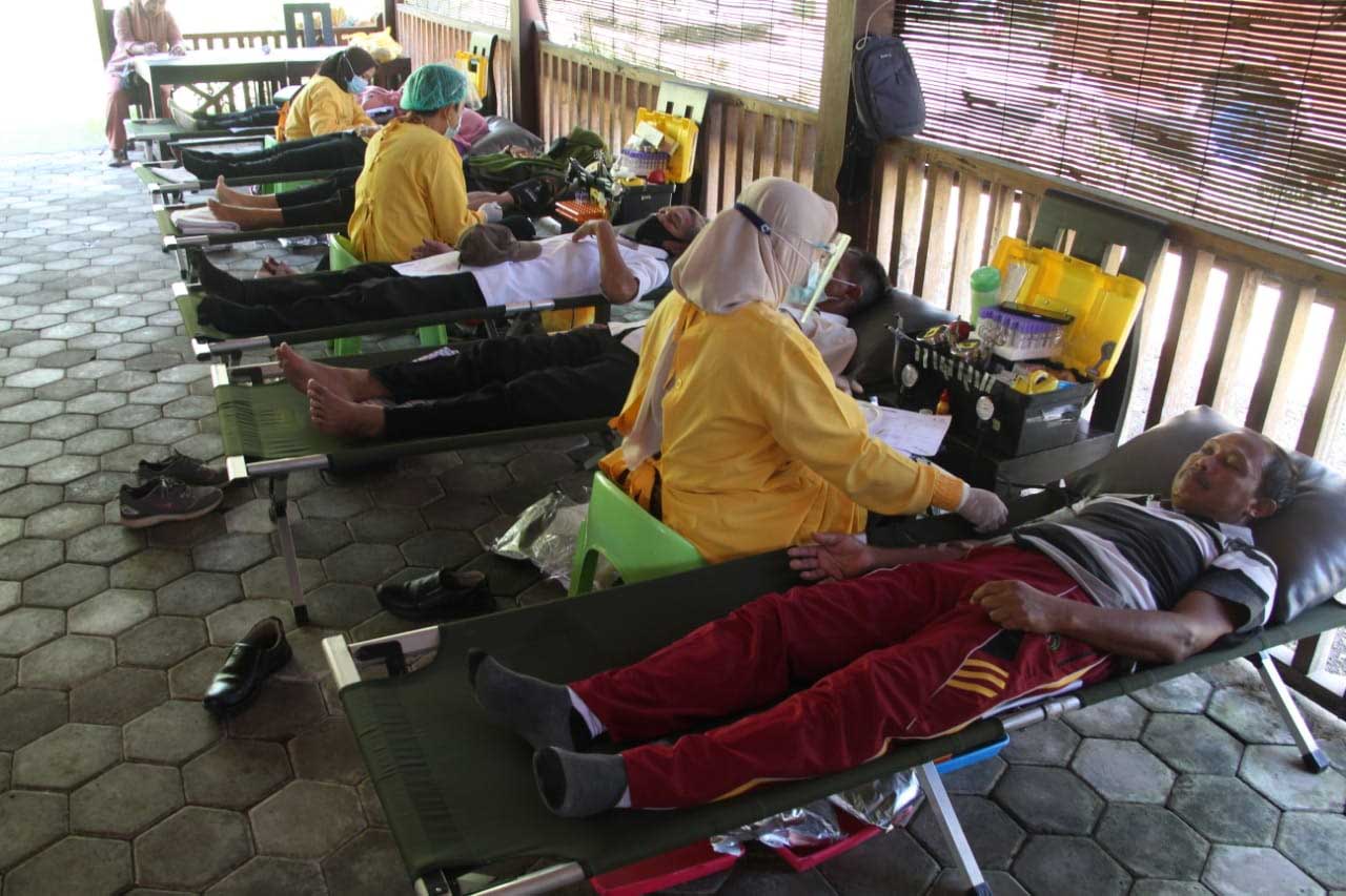 Petugas PMI Banyuwangi ketika mengambil darah pendonor karyawan PTPN XII Kebun Kalirejo, bertempat di Wisata Waduk Sidodadi, Kecamatan Glenmore, Minggu (12/12/2021) - Ratusan Karyawan PTPN XII Kebun Kalirejo Ikuti Donor Darah