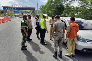 Petugas gabungan mencegat semua kendaraan berplat luar Malang - Pengamanan Nataru, Tim Gabungan Pantau Akses Keluar Masuk Kota Malang