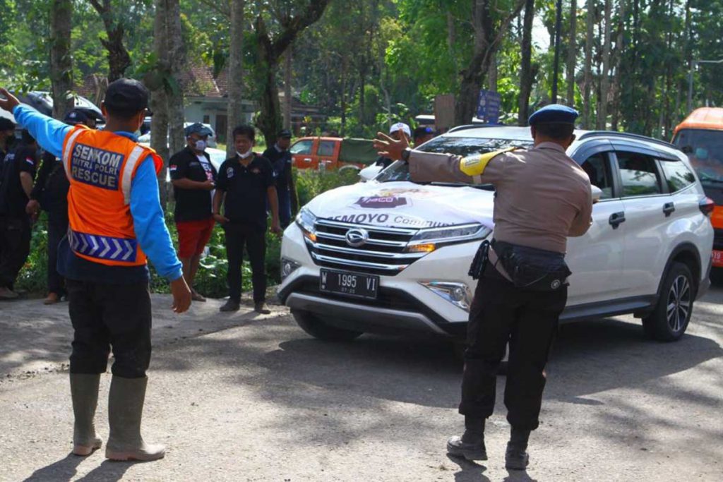 Petugas melakukan penyekatan di pintu masuk lokasi erupsi. (ist) - Lokasi Erupsi Semeru Jadi Wisata Dadakan, Bupati Lumajang: Ini Bukan Tontonan