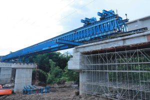 Progres Jembatan Tlogomas nampak belum selesai. (hms) - Pengerjaan Molor, Kontraktror Jembatan Tlogomas Didenda Rp43 Juta per Hari