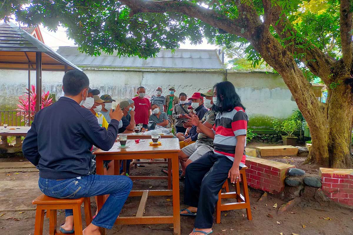 Puluhan warga dan Pengusaha lokal saat membicarakan aksi demo yang akan dilakukan pada Minggu mendatang. (Foto: Kuryanto, Memo-X) - Diduga PT IGG Nyambi Usaha Kontrakan, Warga Dan Pengusaha Lokal Protes