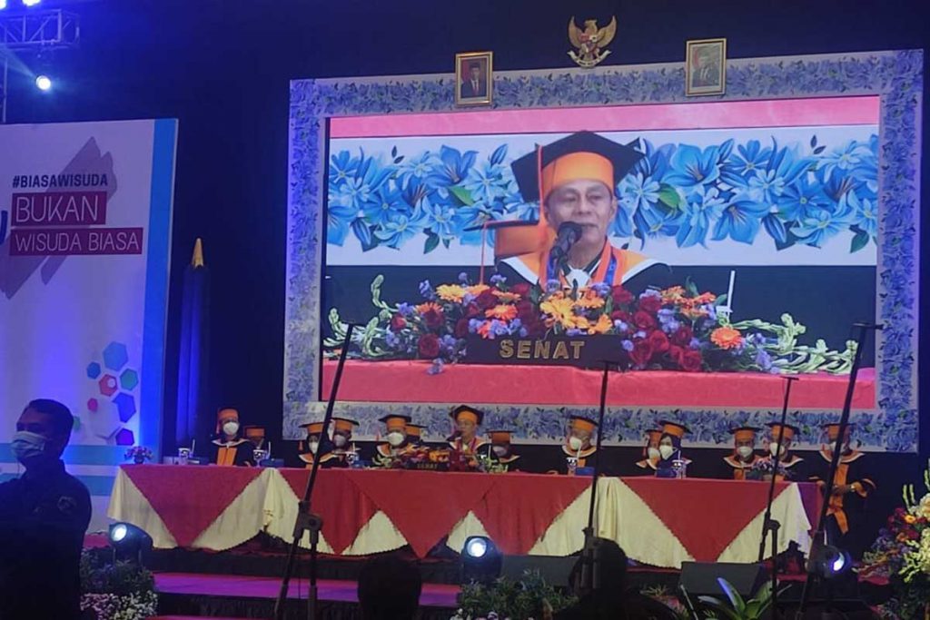 Rektor IBU Malang, Dr H Nurcholis Sunuyeko, MSi menjelaskan peluang yang bisa dilakukan oleh alumni dalam berkreativitas di luar kampus. (rhd) - 'Bukan Wisuda Biasa' Antarkan 493 Mahasiswa IBU Kembangkan Kreativitas di Luar Kampus