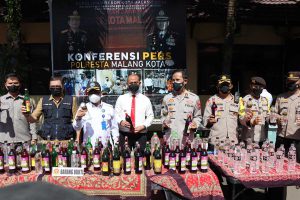 Rilis pemusnahan ribuan botol miras. (ist) - Jaga Kondusifitas, Polresta Makota Musnahkan Ribuan Botol Miras