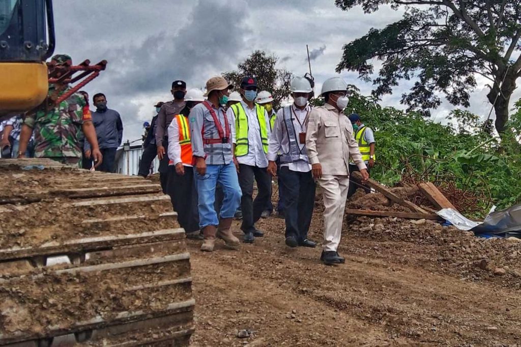 Rombongan Pemkot Malang meninjau lokasi Jembatan Tlogomas. (jaz) - Pengerjaan Molor, Kontraktror Jembatan Tlogomas Didenda Rp43 Juta per Hari