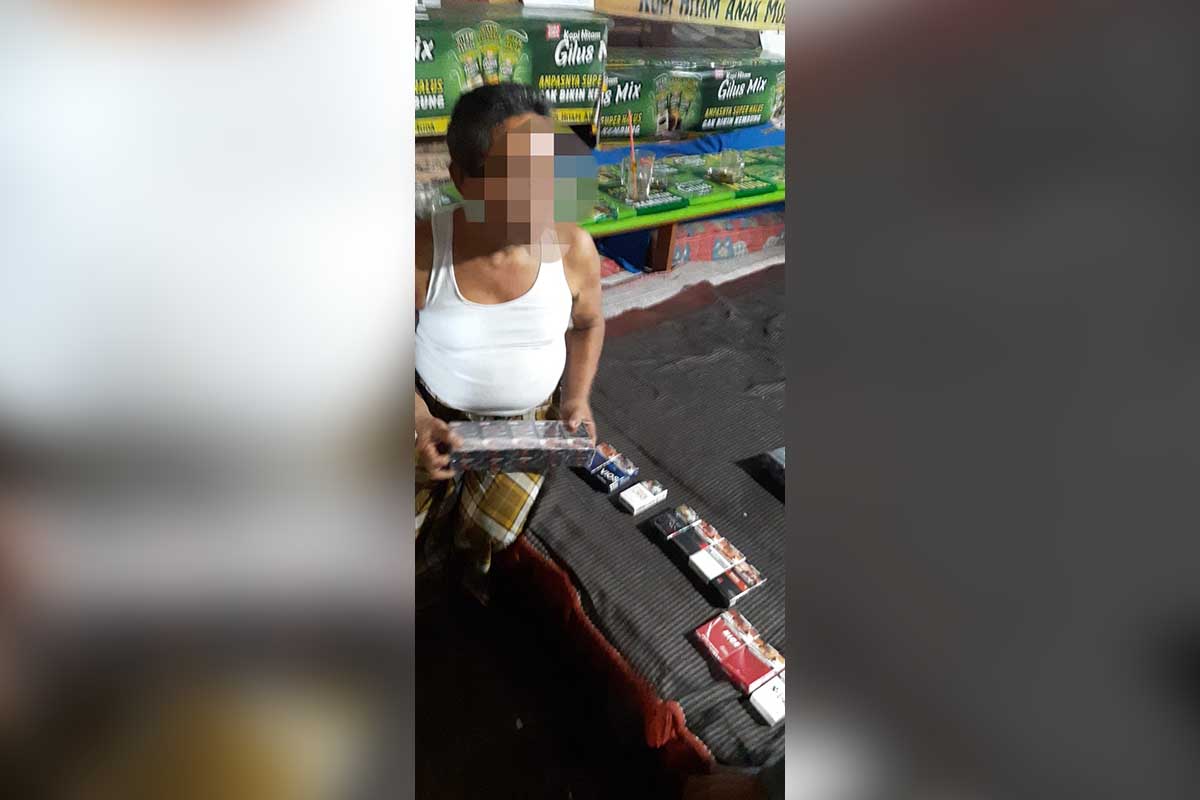 SN memperlihatkan beberapa merk rokok non cukai yang siap di jual di toko-toko. (Foto: Kuryanto, SERU.co.id) - Penjualan Rokok Non Cukai Marak Di Banyuwangi