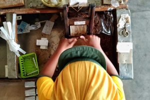Salah satu buruh pabrik rokok di Malang sedang menyelesaikan kerjaannya di jam kerja. (jaz) - Serikat Buruh Sebut Kenaikan Tidak Sebanding Fluktuasi Harga Kebutuhan Pokok
