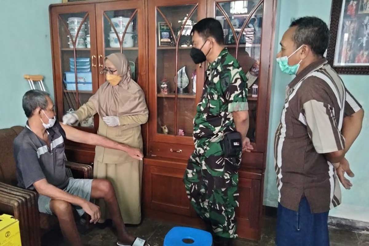 Salah satu lansia menerima suntikan vaksin. (ist) - Tim Vaksinasi Geber Door to Door Vaksin Lansia