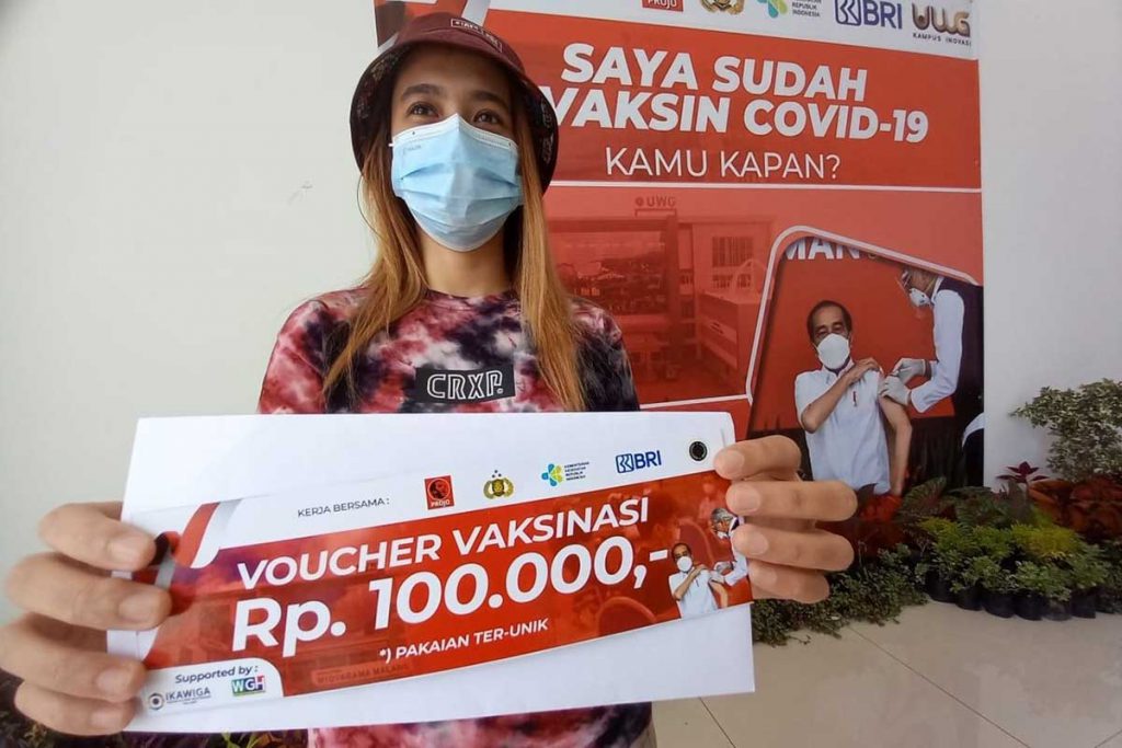 Salah satu peserta vaksin beruntung mendapatkan voucher Rp100 ribu. (rhd) - 5.000 Peserta Vaksin Kedua UWG Dapat Voucher Jutaan Rupiah