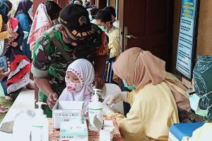 Salah satu siswa SD menerima vaksin. (ist) - Tutup Tahun 2021, Kota Malang Geber Vaksinasi Anak SD