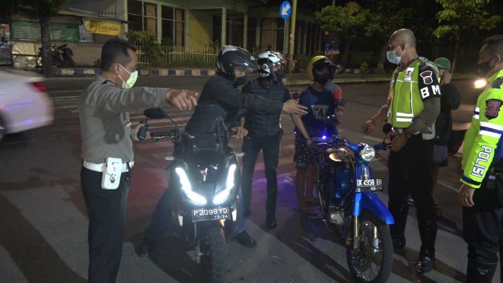 Satlantas Polresta Banyuwangi saat menggelar razia kendaraan berknalpot brong - 55 Motor Berknalpot Brong di Diamankan Polisi