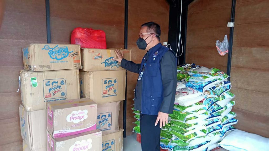 Sekretaris BPBD Kabupaten Banyuwangi, Mujito ketika memperlihatkan bantuan masyarakat Banyuwangi untuk koran erupsi gunung Semeru di Posco BPBD Banyuwangi, Kamis (9/12/2021) siang (Foto: Hafid Bahtiar, SERU.co.id) - Bantuan Dari Banyuwangi Untuk Korban Erupsi Gunung Semeru Terus Mengalir