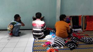 Selama pelatihan mereka didampingi oleh 6 fasilitator yang bertugas mengarahkan dan membantu para peserta - Bekali Eks-ODGJ Dengan Pelatihan Ketrampilan