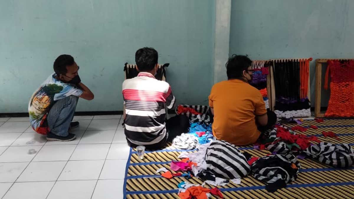 Selama pelatihan mereka didampingi oleh 6 fasilitator yang bertugas mengarahkan dan membantu para peserta - Bekali Eks-ODGJ Dengan Pelatihan Ketrampilan