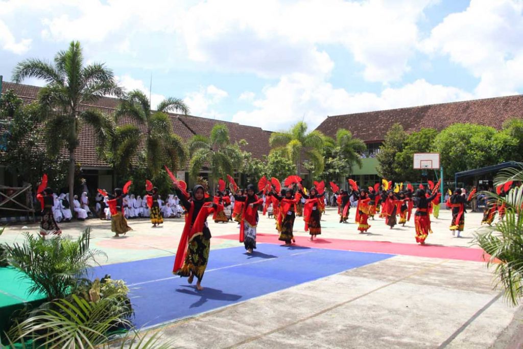 Siswa siswi SMAN 1 Cluring saat menampilkan tari khas Banyuwangi memakai busana Batik Gajah Oling, batik khas Banyuwangi. (Kuryanto, SERU.co.id) - Peringati Harjaba, Smaring Gelar Gandrung Seket Dan Fashion Show