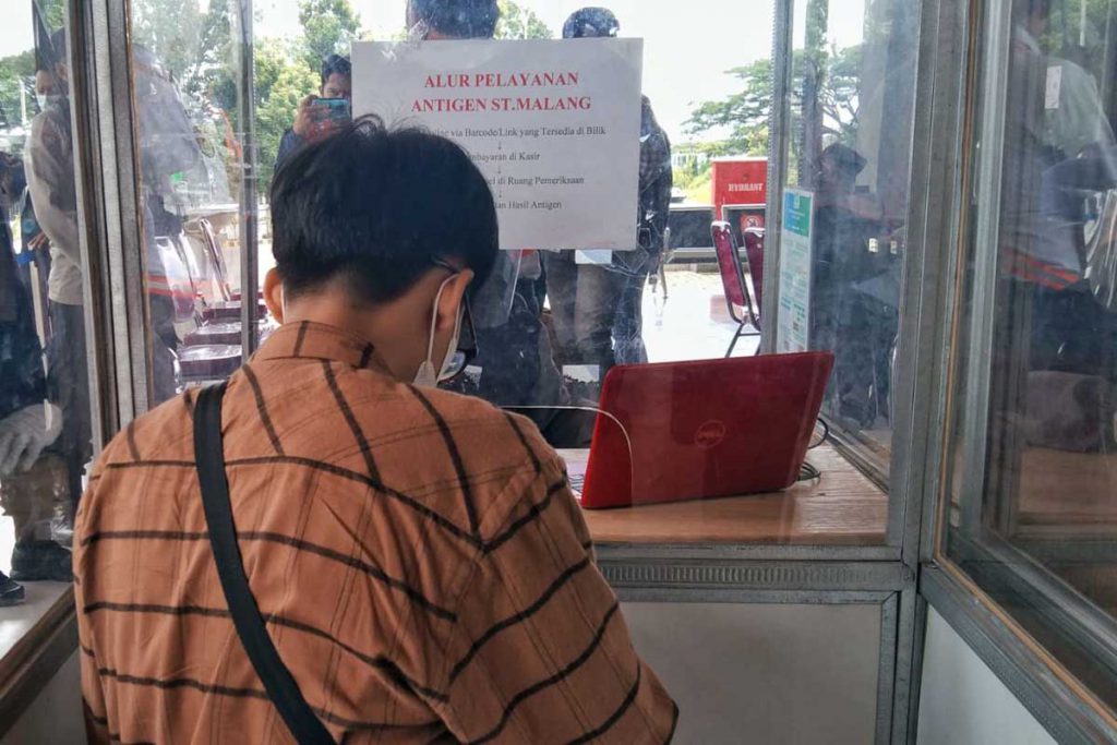 Stasiun Kota Baru sisi timur menerapkan tes antigen bagi penumpang jarak jauh. (jaz) - Siapkan Ruang Isolasi, Polresta Makota Pastikan Stasiun Kota Baru Patuhi Prokes