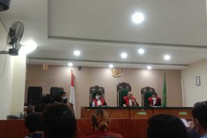 Suasana persidangan gugatan'Citizen Law Suit' di PN Banyuwangi yang tertunda dikarena pihak termohon tidak hadir. (Foto: Gatot Imawan Herusustyo, SERU.co.id) - Sidang Perdana Gugatan 'Citizen Law Suit' Tukar Guling Lahan Eks PTPN XII Banyuwangi Ditunda