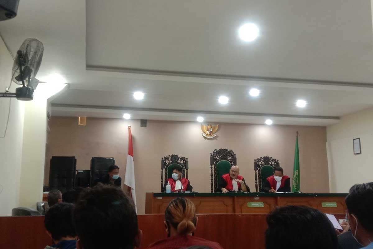 Suasana persidangan gugatan'Citizen Law Suit' di PN Banyuwangi yang tertunda dikarena pihak termohon tidak hadir. (Foto: Gatot Imawan Herusustyo, SERU.co.id) - Sidang Perdana Gugatan 'Citizen Law Suit' Tukar Guling Lahan Eks PTPN XII Banyuwangi Ditunda